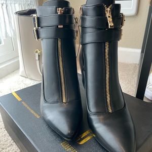 IDIFU pointy toe heeled booties.